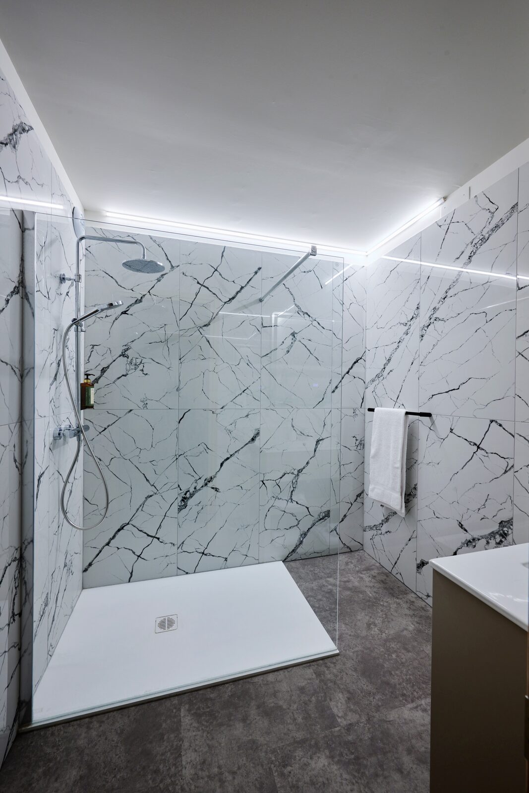 Salle de bain de la Chambre Prestige — douche à l'italienne XXL en marbre