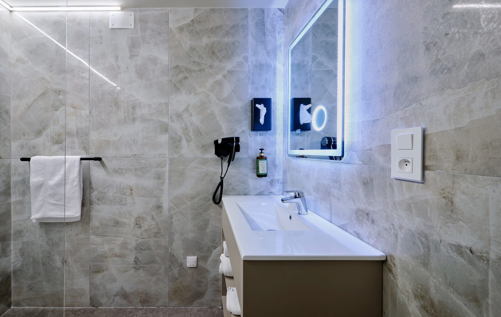 Chambre Prestige — coin bureau et lumière naturelle