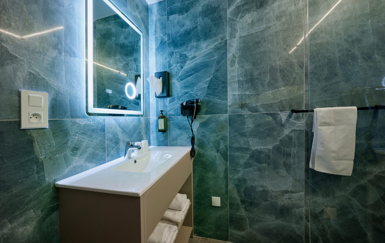 Salle de bain de la Chambre Prestige — plan vasque et grand miroir