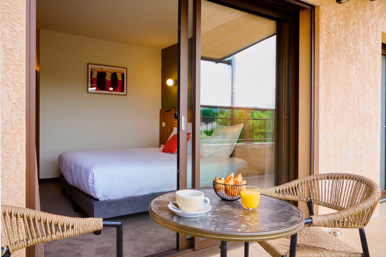 Chambre Prestige — petit-déjeuner servi en terrasse avec vue
