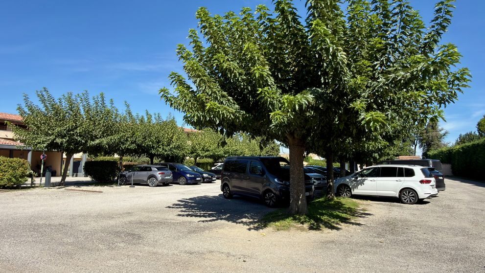 Parking voiture sécurisé de l'Hôtel La Perna — parking ombragé et clos